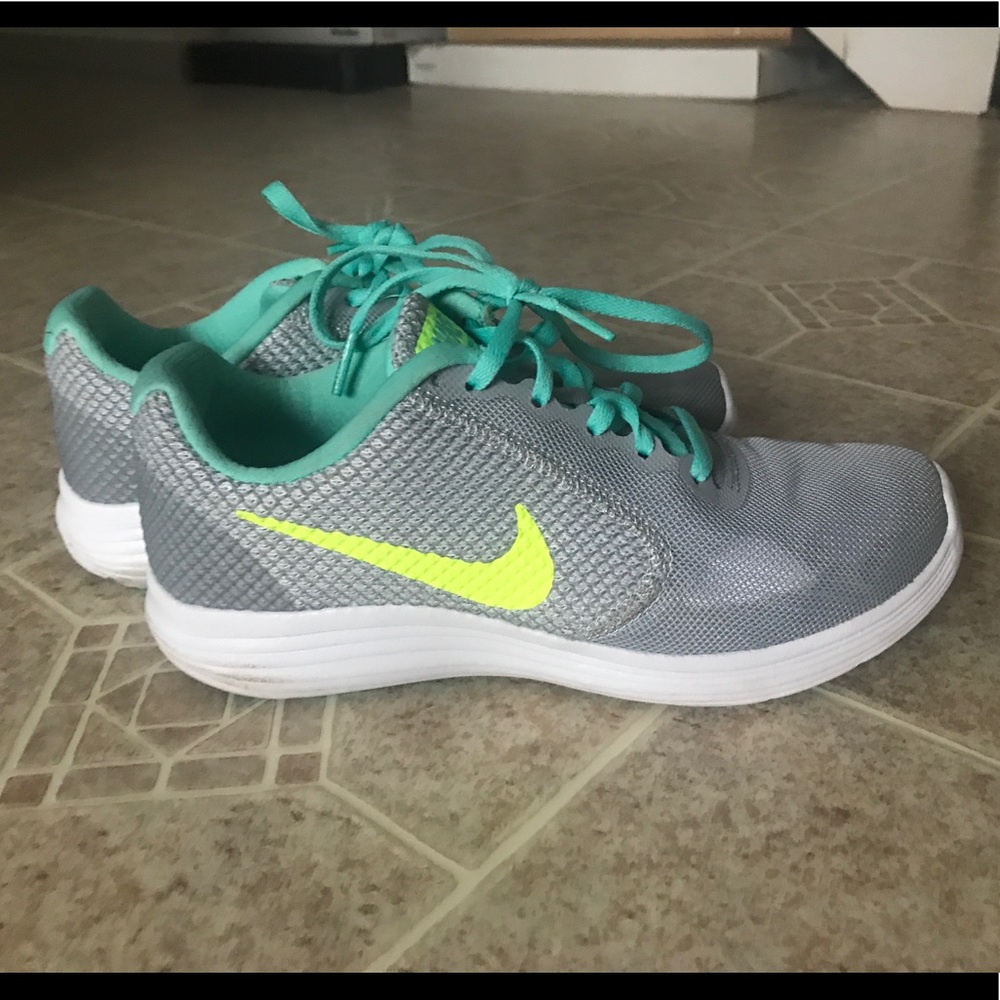 Nike Revolution 3 shoes